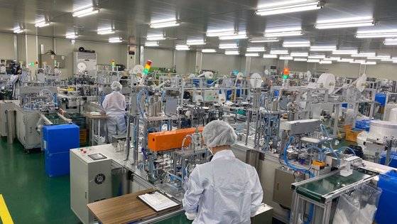 마스크 제조업체 이앤더블유 공장에서 직원들이 완성된 마스크를 점검하고 있다. [사진 식품의약품안전처]