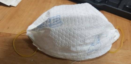 제주도 민간봉사단체 등이 주민에게 배부하고 있는 종이행주로 만든 마스크. 식약처는 입과 코를 다 가릴 수 있는 시중 제품을 이용하는 것이 좋으며 습기가 차 종이행주가 젖게 되면 호흡이 불편해지는 등의 부작용이 있을 수 있다고 말했다. [사진 제주도]