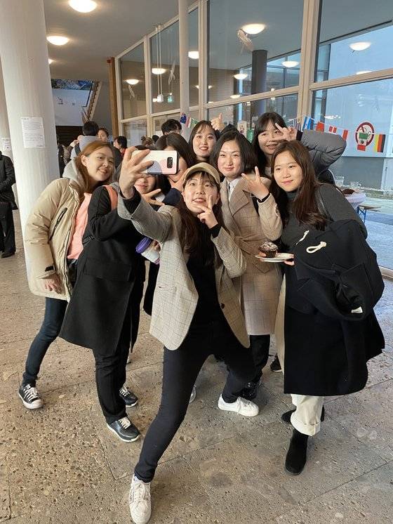 베를린자유대 계절학기 수업에 참가한 김일성대 학생들이 종강파티에서 남한 학생들과 어울려 기념 사진을 찍고 있다. [사진 베를린자유대]