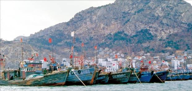 장보고가 세운 법화원이 있는 중국 산둥성의 척산과 석도만. 원조선과 제나라 간의 무역항이었다.