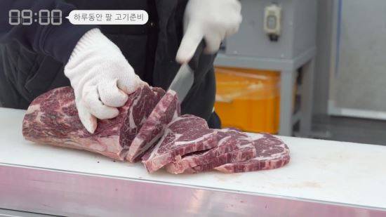 지난 1일 서울 방화동 방신시장의 한 정육점에서 정무송(35)씨가 판매할 소고기를 손질하고 있다. 차인선 PD