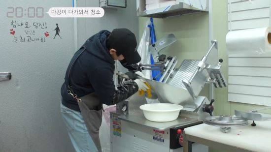 지난 1일 서울 방화동 방신시장의 한 정육점에서 정무송(35)씨의 동료가 고기 써는 기계를 정리하고 있다. 차인선 PD