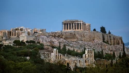 해 질 무렵 필로파포스 언덕 근처에서 바라본 아크로폴리스. 정면에 파르테논 신전과 왼쪽에 입구인 프로필라이온, 아래쪽에 헤로데스 아티쿠스 음악당이 한눈에 보인다. [사진/한미희 기자]