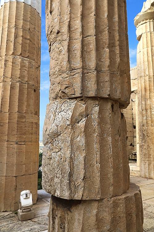 프로필라이온의 기둥 하나가 어긋나 있다. [사진/한미희 기자]