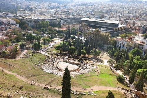 아크로폴리스에서 내려다보면 디오니소스 극장의 원래 규모를 가늠할 수 있다. [사진/한미희 기자]