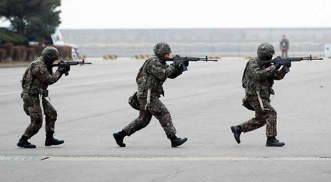 지난 해 12월 해군 인천해역방어사령부에서 열린 ‘2019 헌병 종합전술훈련’에서 인천해역방어사령부 대원들이 테러범을 제압하는 훈련을 하고 있다. [사진=연합뉴스]