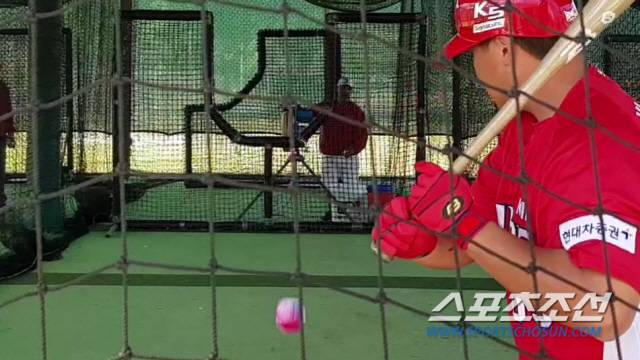 KIA 박진두가 9일(한국시각) 빨간색이 칠해진 공에는 타격을 하지 않는 동체시력 향상 훈련을 하고 있다. 빨간 색 공이 오자 타격을 하지 않고 지켜보고 있다. 포트 마이어스(미국 플로리다주)=권인하 기자