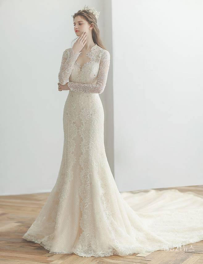 사진 : 웨딩드레스 브라이덜 수지, 포토그래퍼 유창환(앤유스튜디오), 헤어 설영 메이크업 오유진(살롱드로쉬), 모델 매니, 제품협찬 디바이디