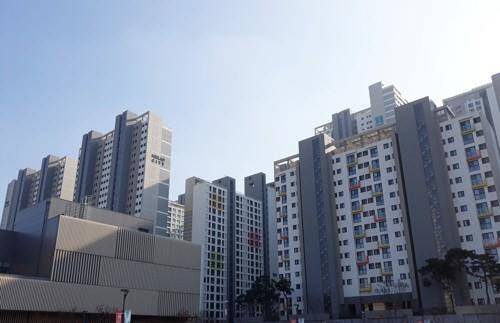 헬리오시티 보류지 잔여분 매각이 12·16 대책과 신종 코로나 여파 등으로 처음 유찰됐다.



<연합뉴스>