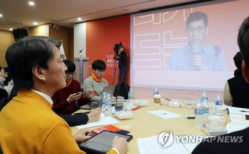 진중권 강연 듣는 안철수 (서울=연합뉴스) 하사헌 기자 = 안철수 전 의원이 9일 오후 서울 영등포구 하이서울유스호스텔 대강당에서 열린 안철수신당(가칭) 중앙당 창당발기인대회 사전행사에서 진중권 전 동양대 교수의 "무너진 정의와 공정의 회복" 강연을 듣고 있다. 2020.2.9 toadboy@yna.co.kr