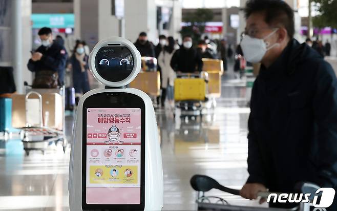 인천국제공항 제1여객터미널 출국장에서 인공지능 안내 로봇 화면에 신종 코로나 감염 주의 안내가 나오고 있다. 2020.2.5/뉴스1 © News1 민경석 기자