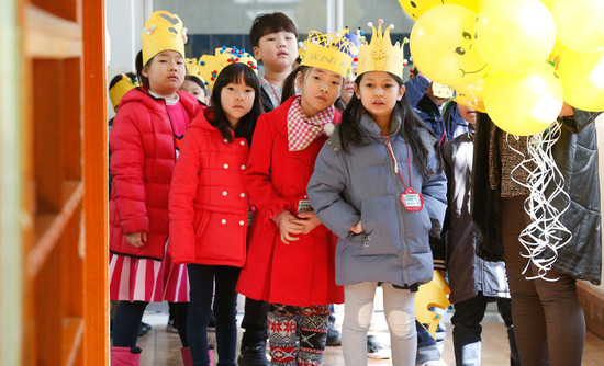 서울의 한 초등학교에 입학한 어린이들이 입학식이 끝난 뒤 1년 동안 생활할 교실을 둘러보고 있다. <한겨레> 자료사진