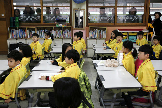 서울의 한 초등학교 입학식이 끝난 뒤 학부모들이 교실 밖에서 입학생들을 보고 있다. <한겨레> 자료사진