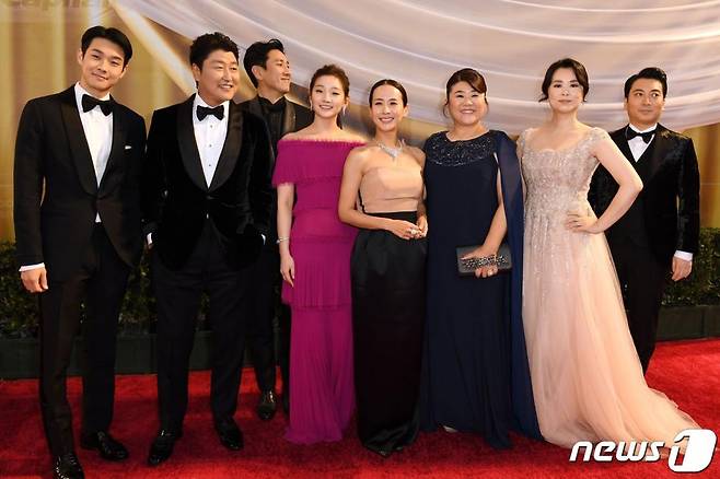 (로스앤젤레스 AFP=뉴스1) 우동명 기자 = 송강호, 이선균, 조여정, 박소담, 최우식, 이정은, 박명훈 등 영화 '기생충' 출연배우들이 9일(현지시간) 캘리포니아주 로스앤젤레스 할리우드의 돌비극장에서 열린 92회 아카데미 시상식 레드카펫서 포즈를 취하고 있다./사진=AFP(뉴스1)