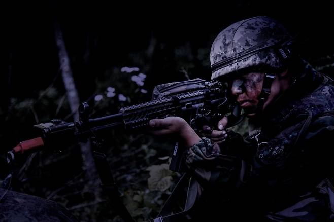 한 육군 병사가 5.56㎜ K-2 소총으로 사격 자세를 취하고 있다.[사진=육군]