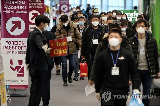 5일 오전 인천국제공항 1터미널에서 중국발 여객기를 타고 도착한 승객들이 검역대를 통과해 중국 전용입국장으로 이동하고 있다. (사진=연합뉴스)