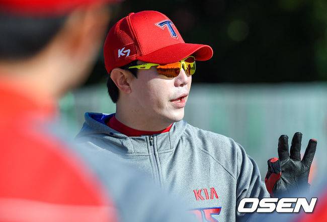 [OSEN=포트마이어스(미국 플로리다주),박준형 기자]양현종이 동료들과 이야기를 나누고 있다. / soul1014@osen.co.kr