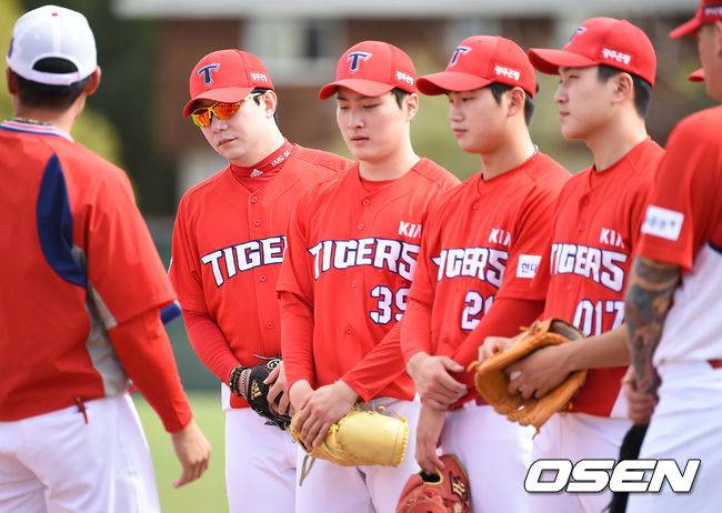 [OSEN=포트마이어스(미국 플로리다주),박준형 기자]KIA 양현종이 후배 투수들과 함께 코치진의 이야기를 듣고 있다. / soul1014@osen.co.kr