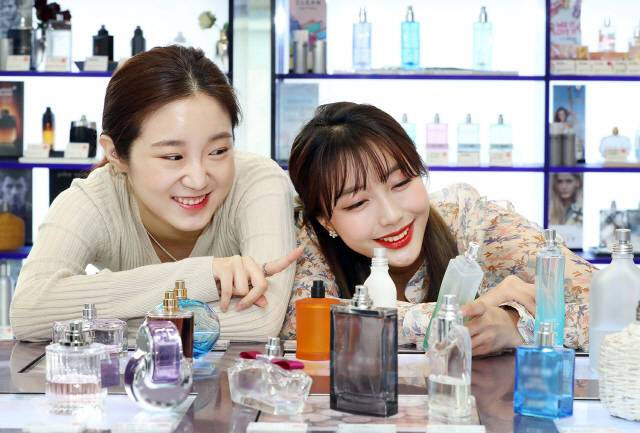 올리브영 강남 플래그십스토어의 향수 존에서 고객들이 다양한 향수를 살펴보고 있다./사진제공=CJ올리브영