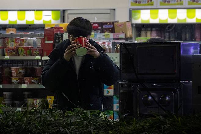 ⓒ시사IN 조남진지난해 12월18일 서울 대치동 학원가 편의점에서 한 학생이 컵라면을 먹고 있다.