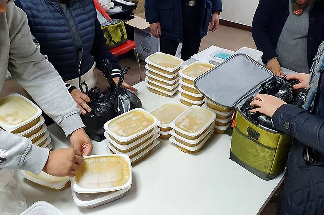 ⓒ시사IN 변진경돌봄 사각지대 아동에게 반찬을 배달하는 ‘푸드 키다리’ 자원봉사자들이 음식을 챙기고 있다.