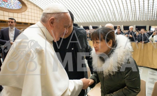 '버럭 사태' 여성 만나 악수하는 프란치스코 교황. [바티칸 미디어]
