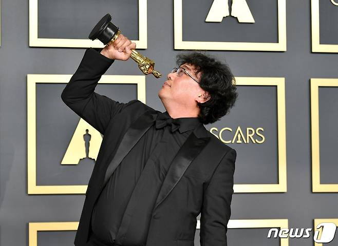 영화 '기생충'의 봉준호 감독이 9일(현지시간) 캘리포니아주 로스앤젤레스 할리우드 돌비극장에서 열린 제92회 아카데미 시상식에서 작품상 등 4관왕을 차지한 뒤 기자실에서 포즈를 취하고 있다. © AFP=뉴스1 © News1 우동명 기자