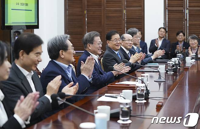 문재인 대통령이 10일 오후 청와대에서 수석·보좌관 회의에 앞서 영화 ‘기생충’으로 아카데미 시상식에서 작품상 등 4관왕에 오른 봉준호 감독 및 기생충 팀에게 축하 박수를 치고 있다. (청와대 제공) 2020.2.10/뉴스1