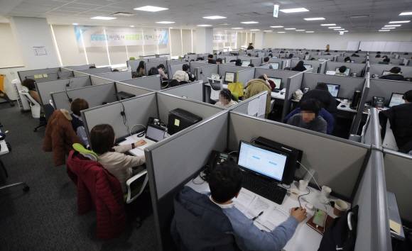 끝 모를 코로나, 쉼 없는 ☎ 1339 - 11일 서울 영등포구 질병관리본부 ‘1339 콜센터’에서 상담원들이 국민들의 신종 코로나바이러스 감염증 문의에 응대하고 있다. 1339 콜센터는 24시간 연중무휴로 운영되며 상담원 이외 보건·의료 등 전문인력 19명이 상주하고 있다. 질병관리본부에 따르면 신종 코로나로 온 나라가 비상인 상황에서도 허위신고나 장난전화가 있다고 한다. 상담을 받은 뒤 “뻥인데?”라고 하며 끊는 사람도 있다. 박혜미 1339 콜센터장은 “장난전화에 대응하는 사이에 진짜 도움이 필요한 분들을 놓칠 수 있다”고 호소했다.사진공동취재단 끝 모를 코로나, 쉼 없는 ☎ 1339 - 11일 서울 영등포구 질병관리본부 ‘1339 콜센터’에서 상담원들이 국민들의 신종 코로나바이러스 감염증 문의에 응대하고 있다. 1339 콜센터는 24시간 연중무휴로 운영되며 상담원 이외 보건·의료 등 전문인력 19명이 상주하고 있다. 질병관리본부에 따르면 신종 코로나로 온 나라가 비상인 상황에서도 허위신고나 장난전화가 있다고 한다. 상담을 받은 뒤 “뻥인데?”라고 하며 끊는 사람도 있다. 박혜미 1339 콜센터장은 “장난전화에 대응하는 사이에 진짜 도움이 필요한 분들을 놓칠 수 있다”고 호소했다.사진공동취재단