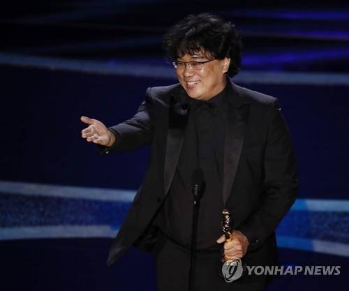 아카데미 감독상 수상한 봉준호 (로스앤젤레스 EPA=연합뉴스) 영화 '기생충'의 봉준호 감독이 9일(현지시간) 미국 캘리포니아주 로스앤젤레스의 돌비극장에서 열린 제92회 아카데미 시상식에서 감독상을 받은 뒤 수상 소감을 밝히고 있다.