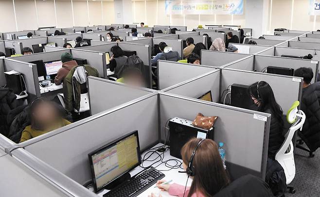 11일 오후 서울 영등포구 질병관리본부 1339 상담콜센터 상담원들이 상담 업무를 보고 있다. 센터 관계자들은 "허위 신고는 제발 자제해달라"고 했다. /연합뉴스