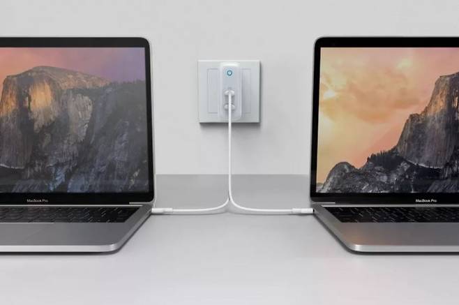 앤커의 60W급 USB C타입 충전기가 노트북 2개를 충전시키는 모습이다. 이와같은 USB 충전기에 담긴 칩이 아폴로 11호 컴퓨터보다 훨씬 고사양이라는 분석이 나왔다. 앤커 제공