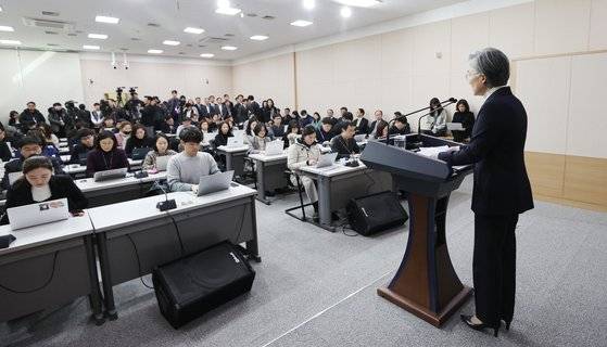 강경화 외교부 장관이 6일 오전 서울 종로구 외교부청사에서 열린 내신 기자회견에서 신종 코로나바이러스 감염증 대응 등 외교 현안에 대한 입장을 설명하고 있다. [뉴스1]