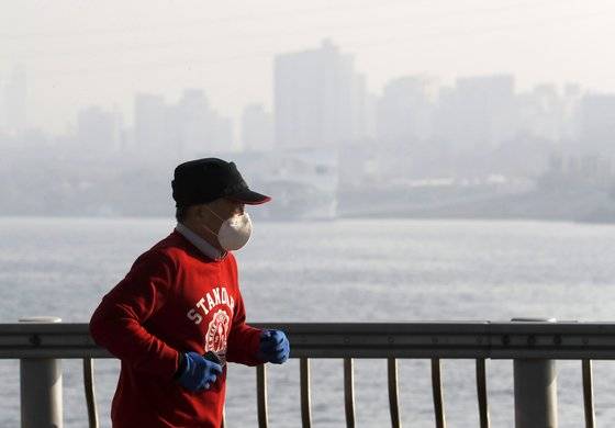 서울 잠수교에서 한 시민이 마스크를 쓰고 운동하고 있다. [뉴시스]