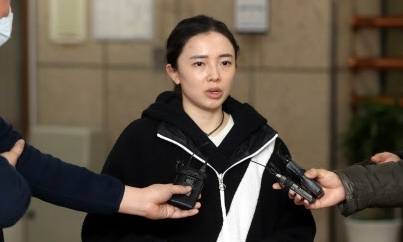 전지희 선수가 12일 서울 송파구 올림픽파크텔에서 열린 스포츠공정위원회에 출석해 기자들의 질문에 답하고 있다. 연합뉴스