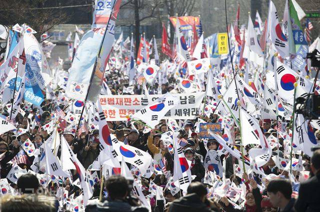 지난 2017년 3월 10일 헌법재판소의 만장일치 결정으로 박근혜 대통령 파면이 결정되자 헌법재판소 앞에 모인 태극기 집회 참석자들이 분노하고 있다. 한국일보 자료사진