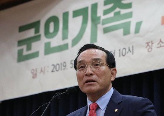 지난해 국회 의원회관에서 열린 '군인가족, 그들의 목소리를 듣다' 토론회에서 주최자인 바른미래당 김중로 의원이 인사말을 하고 있다. [연합뉴스]