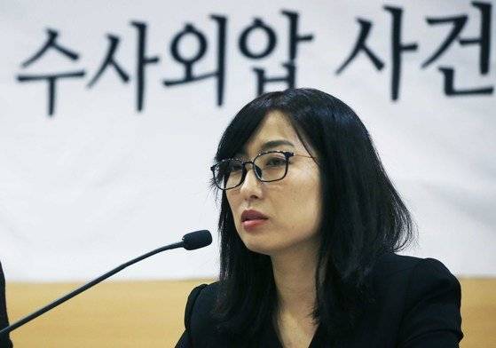 지난 2018년 5월 15일 안미현 검사가 서울 서초동 변호사 교육문화관에서 강원랜드 수사외압 사건 수사에 관한 기자회견을 하고 있다. [중앙일보]