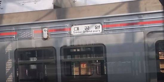 4호선에 설치된 지하철 롤지(측면 행선기)의 모습. 유튜브 캡처