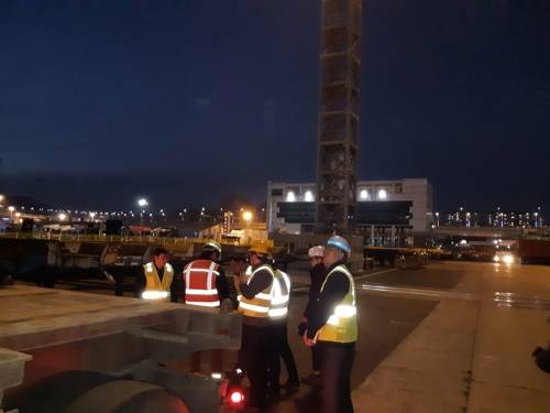 조명탑 조도가 낮아 어두운 북항의 부두 [부산해양수산청 제공]