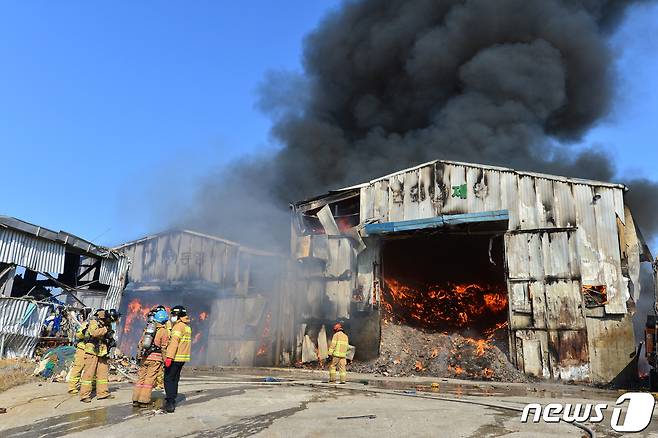 14일 오전 11시12분쯤 경북 경주시 강동면 한국에너지 폐기물 보관창고에서 불이 나 신고를 받고 출동한 119대원들과 산불진화헬기가 진화 작업을 벌이고 있다.2020.2.14/뉴스1 © News1 최창호 기자