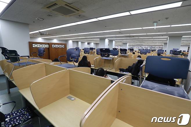 개강 연기로 텅 빈 대학교 도서관 열람실./뉴스1 © News1 공정식 기자