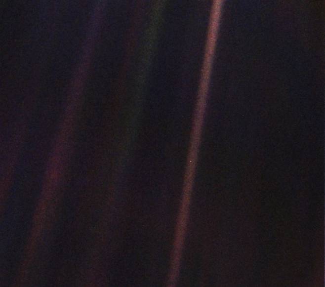 창백한 푸른 점의 원본 사진이다. NASA 제공