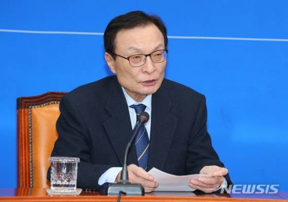 이해찬 더불어민주당 인재영입위원장이 6일 서울 여의도 국회에서 열린 인재영입 발표회에 참석해 더불어민주당 영입인재 17호 홍성국 전 미래에셋대우 사장과 18호 북방 경제전문가인 이재영 전 대외경제정책연구원장을 환영하는 인사말을 하고 있다. 2020.02.06.   photothink@newsis.com