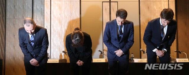 [서울=뉴시스]김선웅 기자 = 네덜란드 항공사 KLM 기욤 글래스 한국,일본,뉴칼레도니아 지역 사장, 이문정 한국지사장 등 관계자들이 14일 오전 서울 종로구 포시즌스호텔에서 승무원 전용 화장실 논란과 관련해 기자회견을 열고 사과를 하고 있다. 앞서 지난 10일 암스테르담 발 인천행 KLM KL855 항공편 내부 화장실에는 한글로만 '승무원 전용 화장실'이라는 종이 안내문이 붙어 코로나19 사태와 관련해 인종 차별 논란이 일었다. 2020.02.14. mangusta@newsis.com