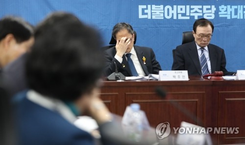 무거운 분위기의 민주당 확대간부회의 (서울=연합뉴스) 안정원 기자 = 더불어민주당 이해찬 대표와 박주민 최고위원이 14일 오전 서울 여의도 국회 의원회관에서 열린 확대간부회의에서 생각에 잠겨 있다.        민주당은 당에 비판적 칼럼을 기고한 임미리 고려대 한국사연구소 연구교수를 이해찬 대표 명의로 검찰에 고발, 부적절했다는 비판을 받고 있다.  jeong@yna.co.kr