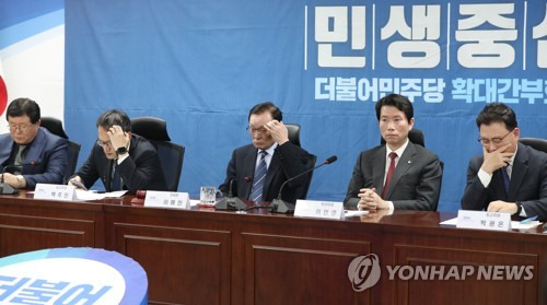 무거운 분위기속 민주당 확대간부회의 (서울=연합뉴스) 안정원 기자 = 더불어민주당 이해찬 대표와 이인영 원내대표가 14일 오전 서울 여의도 국회 의원회관에서 열린 확대간부회의에 참석하고 있다.        민주당은 당에 비판적 칼럼을 기고한 임미리 고려대 한국사연구소 연구교수를 이해찬 대표 명의로 검찰에 고발, 부적절했다는 비판을 받고 이날 뒤늦게 고발을 취하했다.  jeong@yna.co.kr