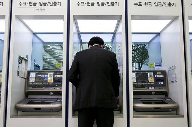 국내 은행들이 운영하고 있는 자동화기기(ATM)가 1년 새 2300개 넘게 줄어든 것으로 나타났다.ⓒ뉴시스