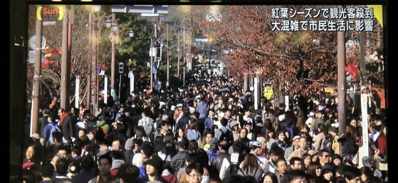 지난 2018년 교토의 대표적인 관광지 아라시야마 지역에 몰려든 관광객들의 모습[TV아사히 화면 캡쳐]