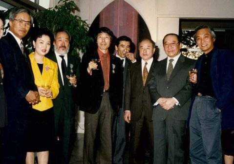 정기용과 예술인들. 오른쪽부터 심문섭·박서보·정기용·도진규·이우환·김창렬·박명자·김서봉. [사진 현대화랑]